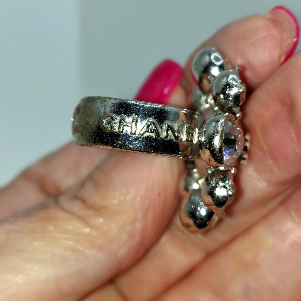 CHANEL Camelia Floral Swarovski Crystals Cocktail Ring in Silver. Sz 6.25